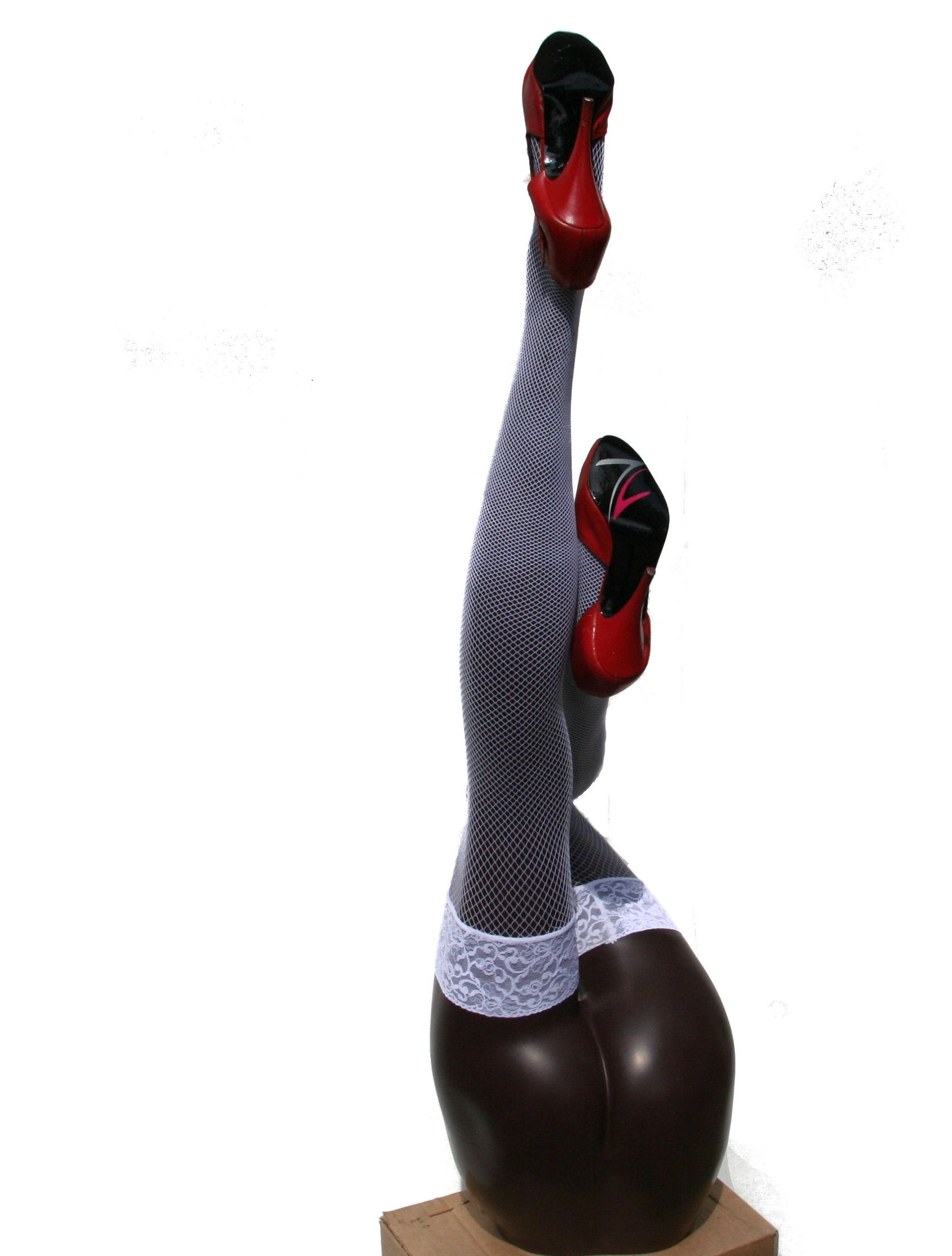 Deko-Damenbeine "Tyra Misu"  mit weißen Nylons, roten Pumps